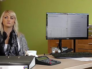 LOAN4K. Katy Rose braucht Geld, also warum dient sie dem lustvollen Kreditmanager?